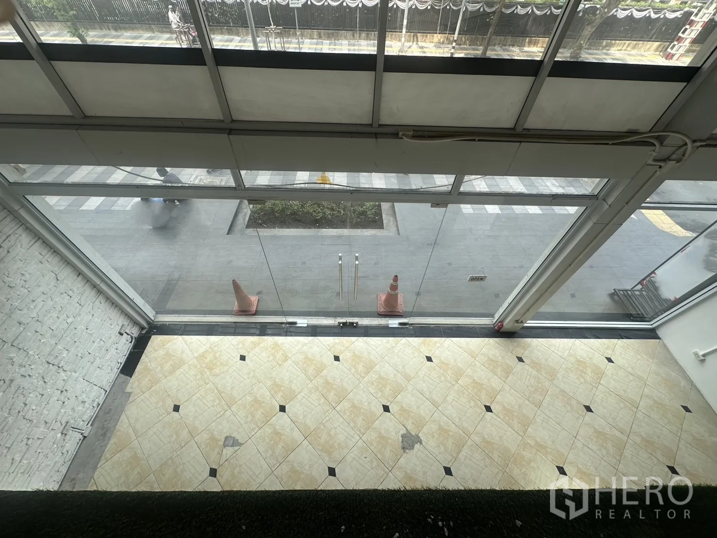 零售空间 for rent in Pathum Wan, Bangkok - 从上方俯视入口与人行道的玻璃门面