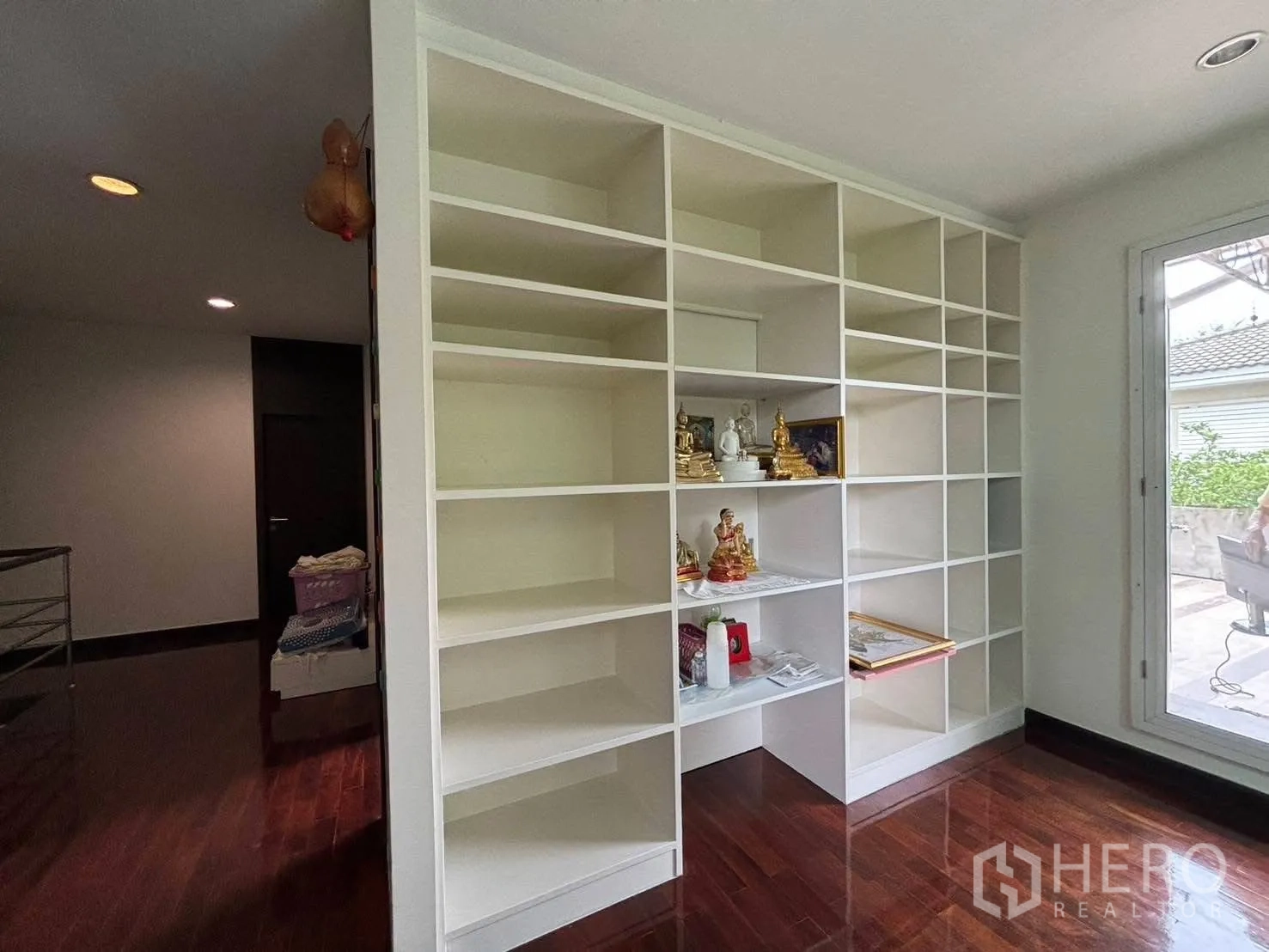 Detached House for rent in Bang Kapi, Bangkok - Floor-to-ceiling white shelving unit in upstairs room.