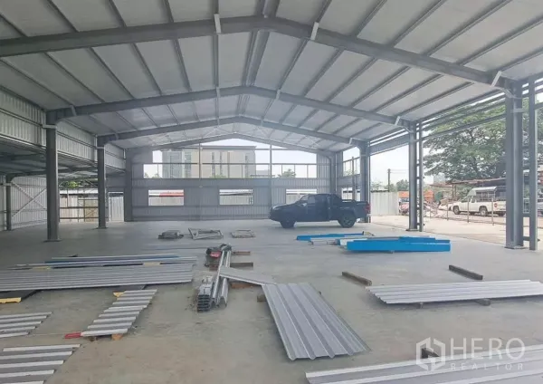 Warehouse for rent in Lak Si, Bangkok - Interior of a new steel-frame warehouse with a high roof, concrete floor, and clear-span space in Lak Si, Bangkok.