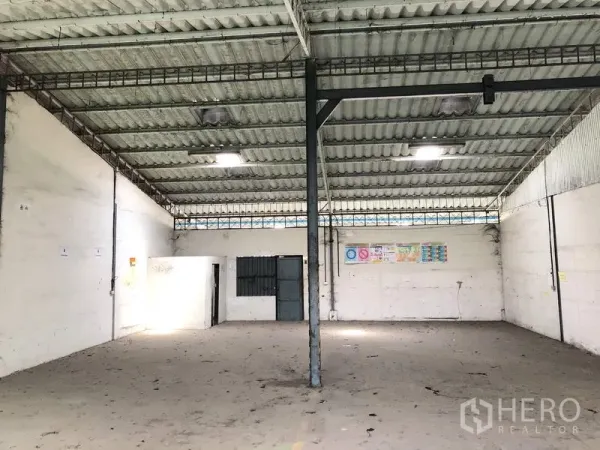 Warehouse for rent in Khlong Luang, Pathum Thani - Spacious storage hall with high roof, center column and utility rooms at the rear.