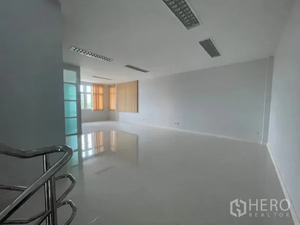 Factory for rent in Lam Luk Ka, Pathum Thani - Spacious open-plan office floor with tiled flooring and fluorescent lighting.