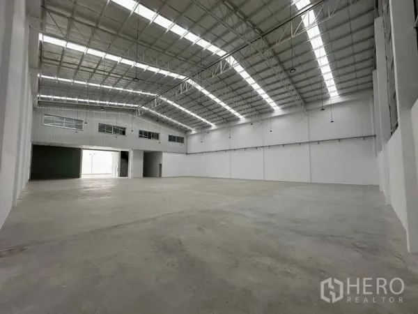 工厂 出租在Khlong Luang, Pathum Thani - 大型厂房地面，透光屋顶板与二层办公室窗户。
