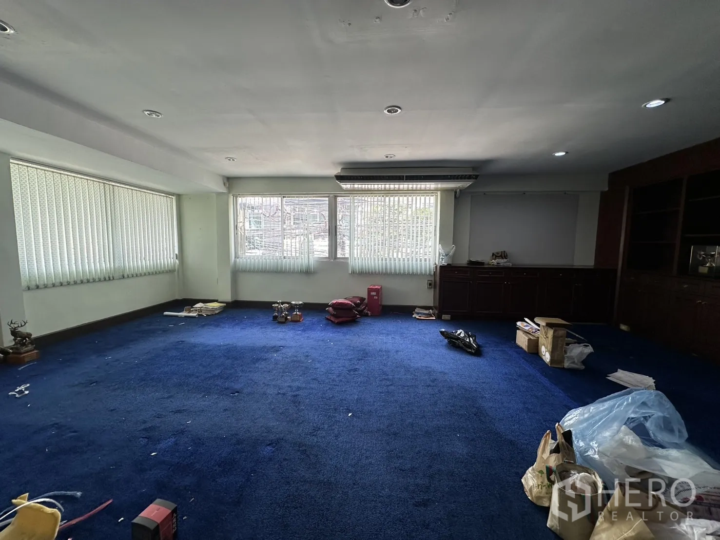 Retail Space for rent in Watthana, Bangkok - Blue-carpeted room from opposite angle with natural light.