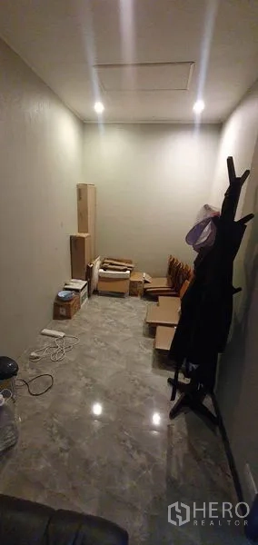 店屋 出租在Khlong Toei, Bangkok - 狭长储物间，摆放纸箱与衣帽架，亮面地面