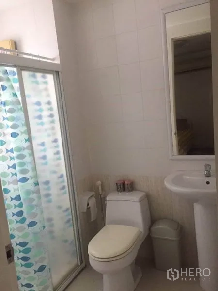 联排别墅 出租在Bang Kapi, Bangkok - 干净浴室，玻璃淋浴房、坐便与立式洗手盆。