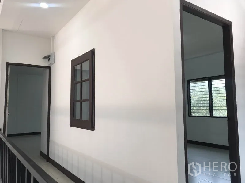 คลังสินค้า ให้เช่าในPathum Thani - ระเบียงชั้นลอยมีประตูห้องทำงานและหน้าต่างบานเกล็ด.