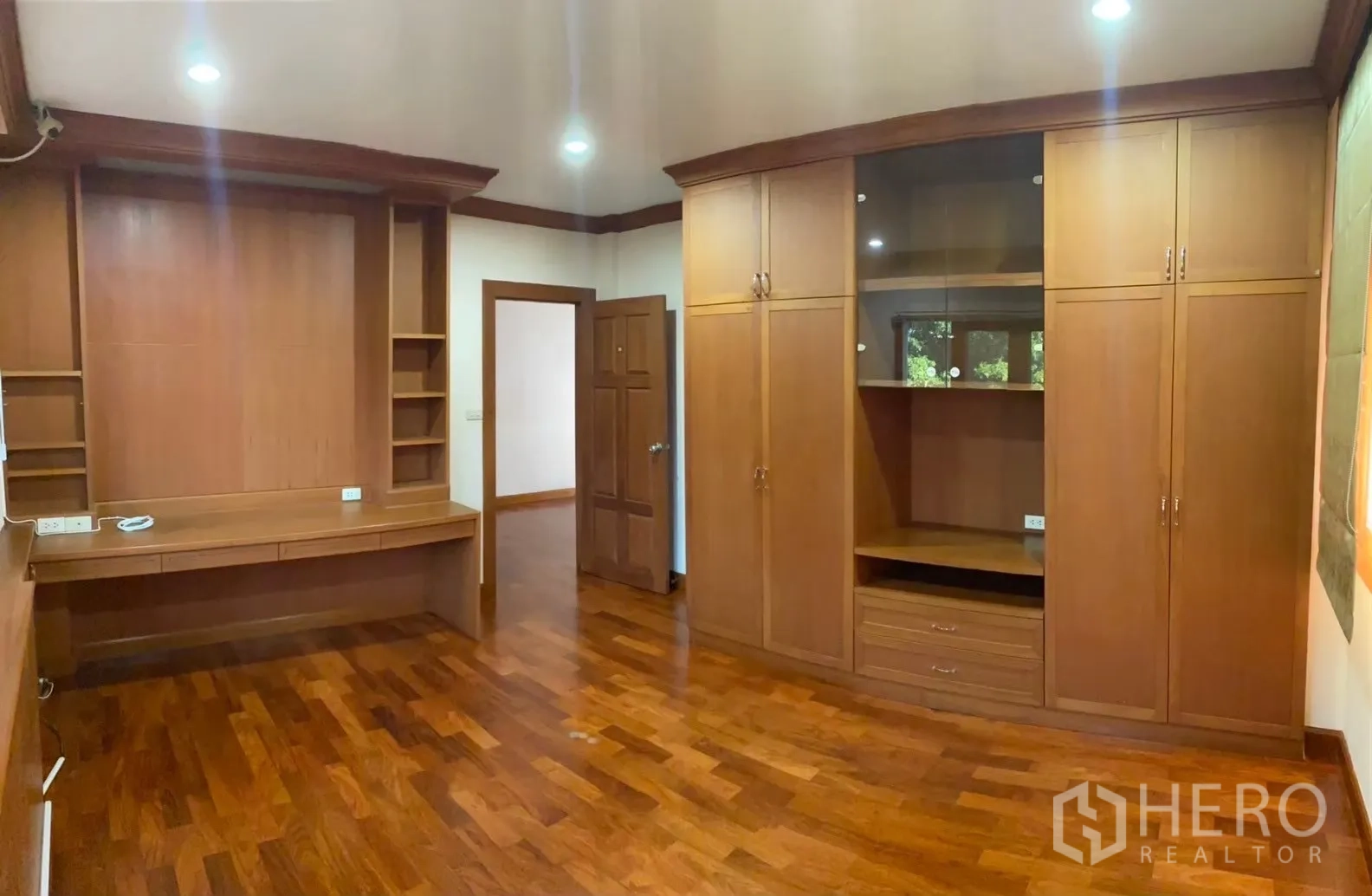 独立式住宅 出租在Watthana, Bangkok - 主卧带弧形柜体和阳台门