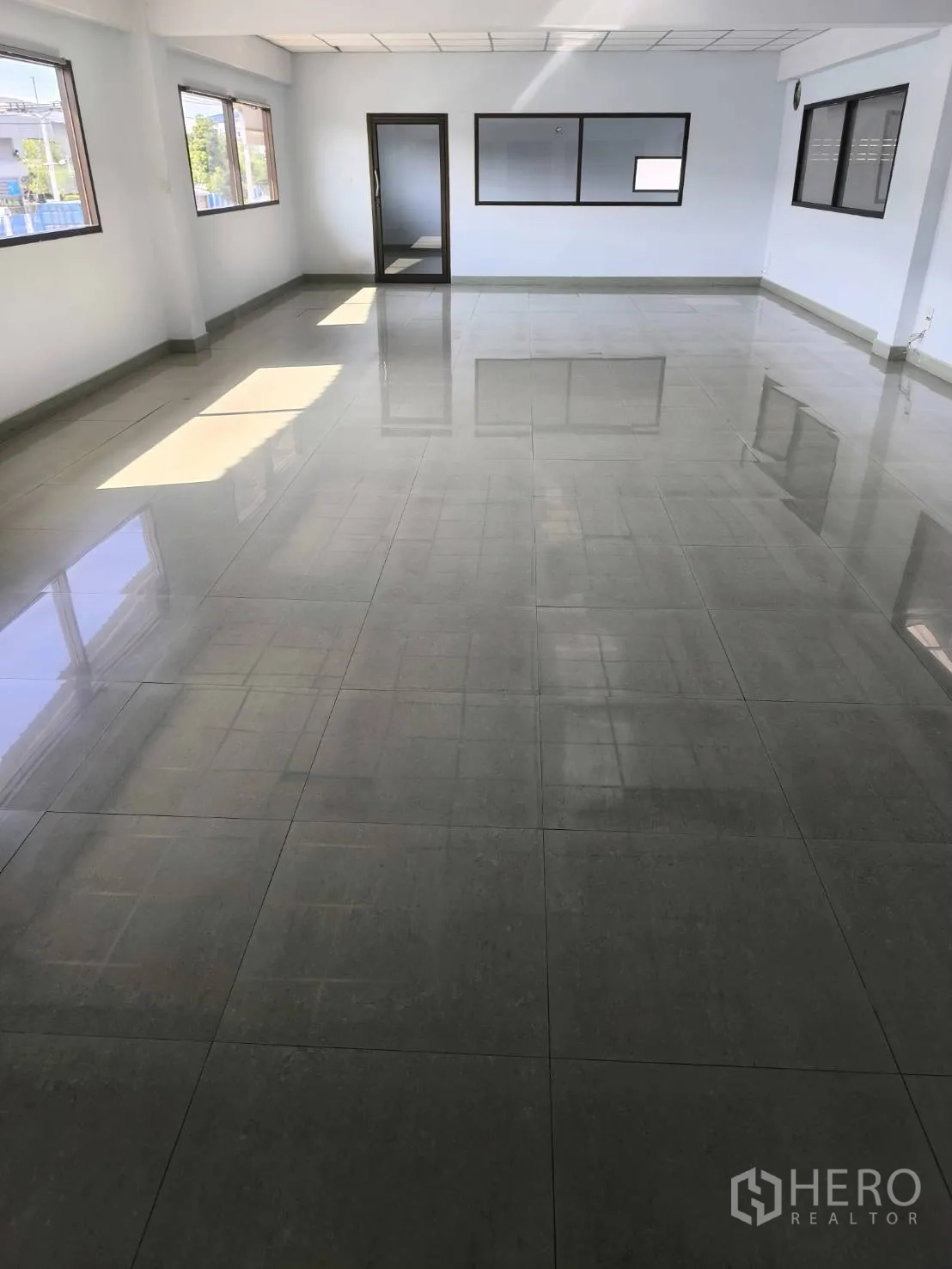工厂 for sale in Khlong Luang, Pathum Thani - 二层宽敞办公室，多个窗户和玻璃门。