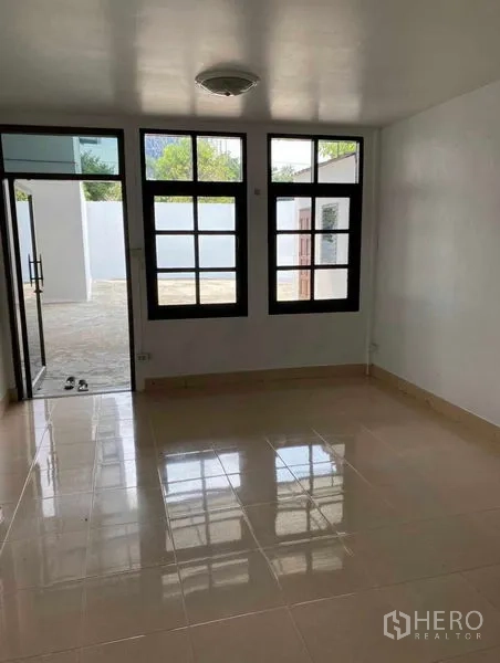货栈 出租在Bang Khen, Bangkok - 前置办公室，大面积格窗，通向院子