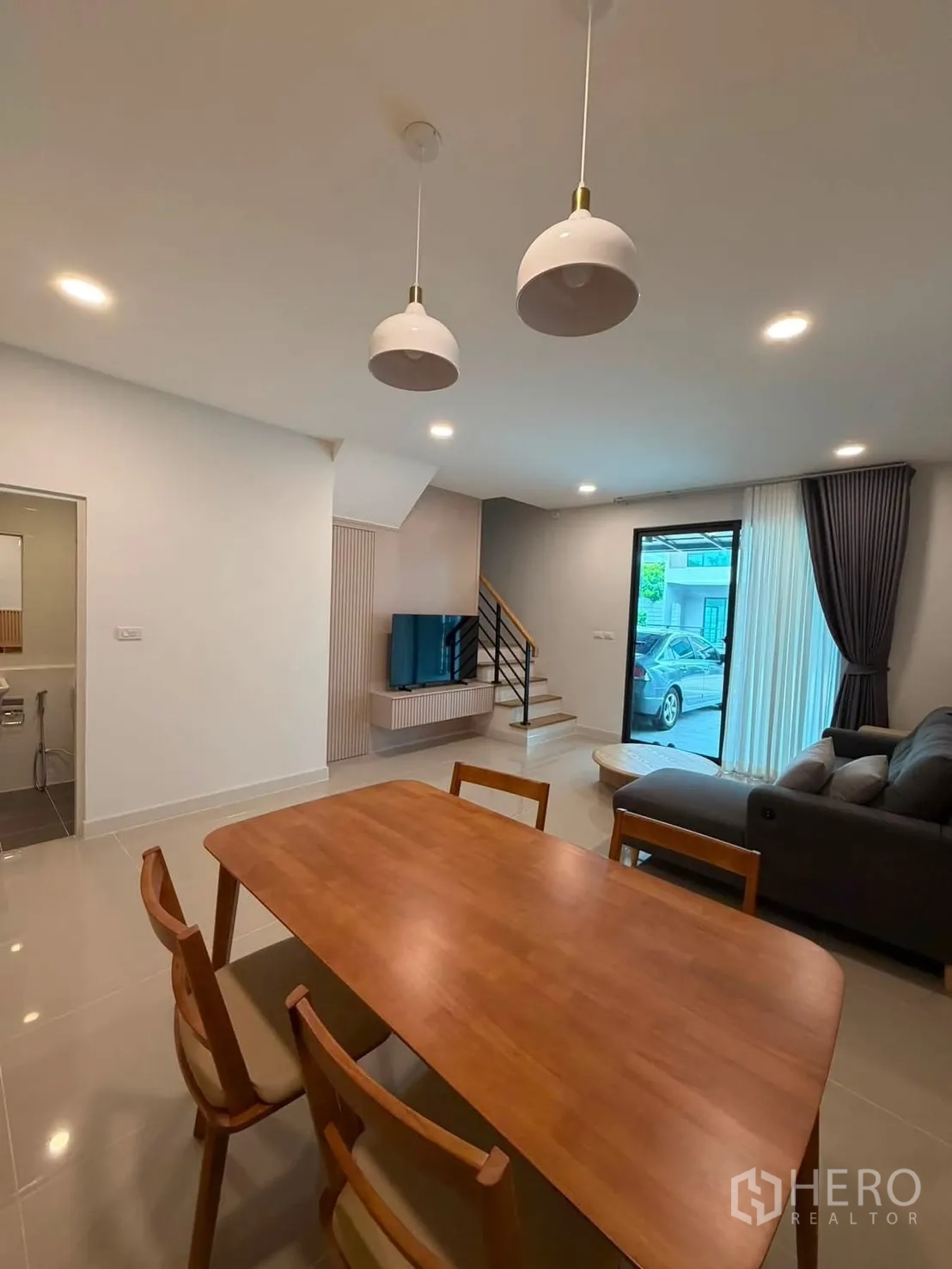 ทาวน์เฮาส์ for rent in Bang Phli, Samut Prakan - มุมรับประทานอาหาร โคมแขวน โต๊ะไม้และเก้าอี้ ติดกับพื้นที่นั่งเล่น