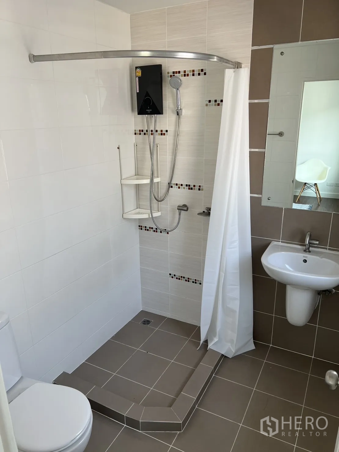 联排别墅 for rent in Suan Luang, Bangkok - 卫浴铺砖，设步入式淋浴、热水器与马桶。