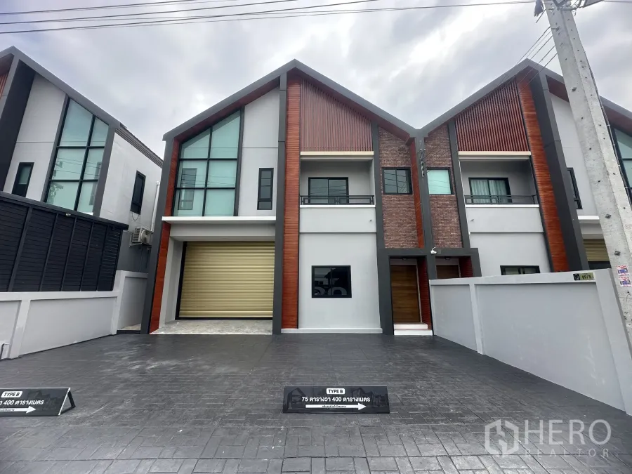Warehouse for sale in Khlong Luang, Pathum Thani - Modern two-storey warehouse with office facade, wide roller shutter and private parking forecourt in Khlong Luang.