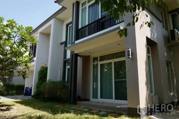 บ้าน ขายในPak Kret, Nonthaburi - มุมด้านหลังบ้านมีระเบียง ประตูกระจกบานเลื่อน และสนามหญ้า