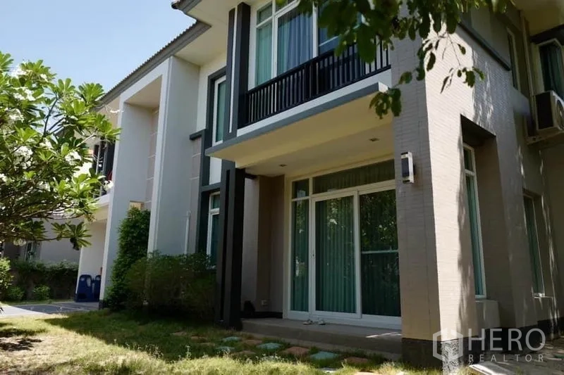 บ้าน ขายในPak Kret, Nonthaburi - มุมด้านหลังบ้านมีระเบียง ประตูกระจกบานเลื่อน และสนามหญ้า