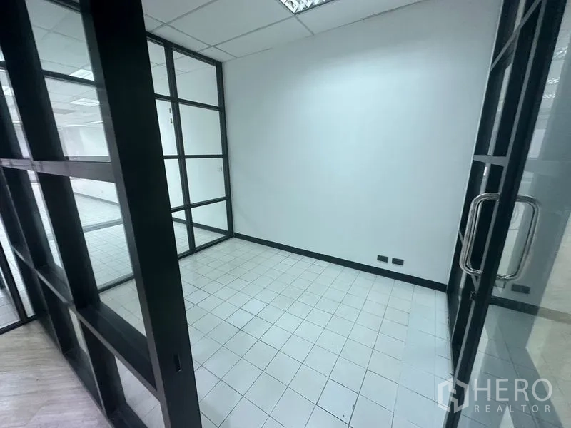 Office Space for rent in Din Daeng, Bangkok - Glass-partitioned small office with white tiled floor and white walls.