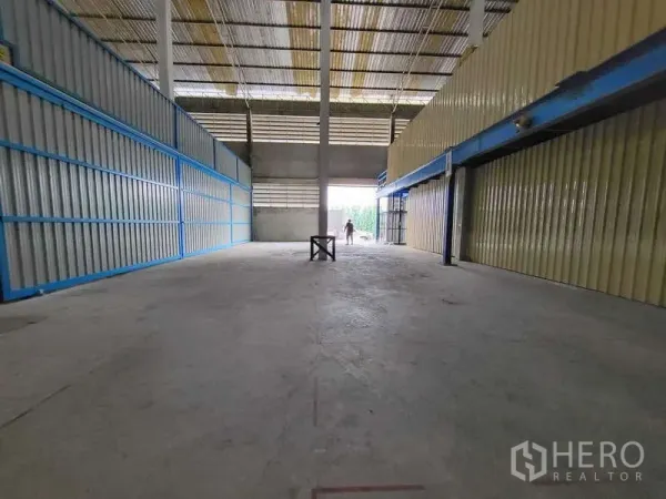 Warehouse for rent in Sam Phran, Nakhon Pathom - Spacious warehouse interior featuring high clear height, ventilated roof and smooth concrete floor.