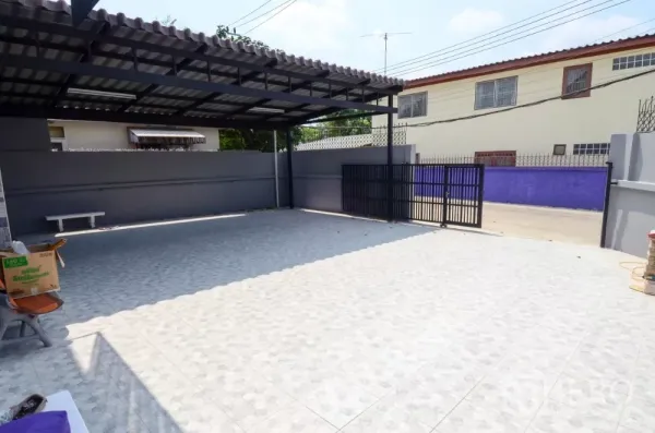 Home Office for rent in Lat Phrao, Bangkok - Wide tiled driveway and gate with roofed parking area for multiple cars.