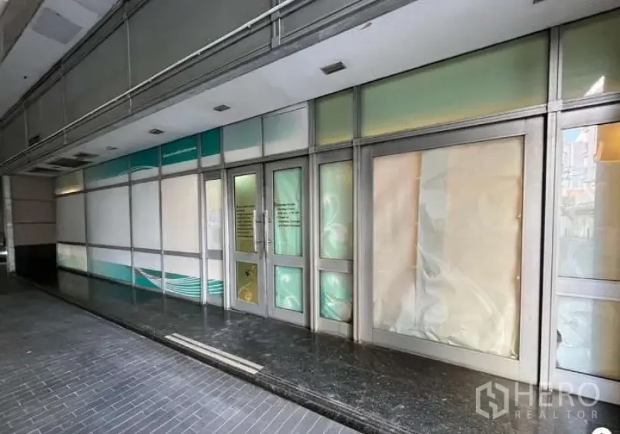 Retail Space for rent - Ground-level retail frontage with wide glass windows, double doors and a covered walkway in Pathum Wan near BTS Phloen Chit.