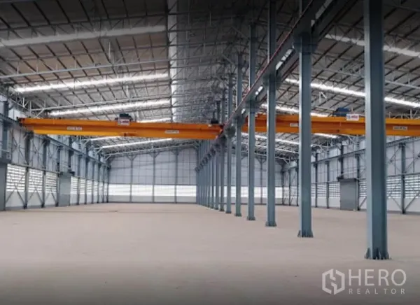 Warehouse for rent in Phra Nakhon Si Ayutthaya - High-bay warehouse interior with steel columns, skylights and dual overhead bridge cranes in Wang Noi.