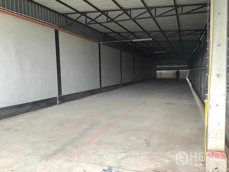 Factory for rent in Ban Phaeo, Samut Sakhon - Deep covered storage or parking zone with marked bays.