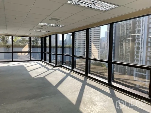办公空间 出租在Ratchathewi, Bangkok - 阳光充足的转角办公室，L形落地窗与高楼景致，曼谷市景。