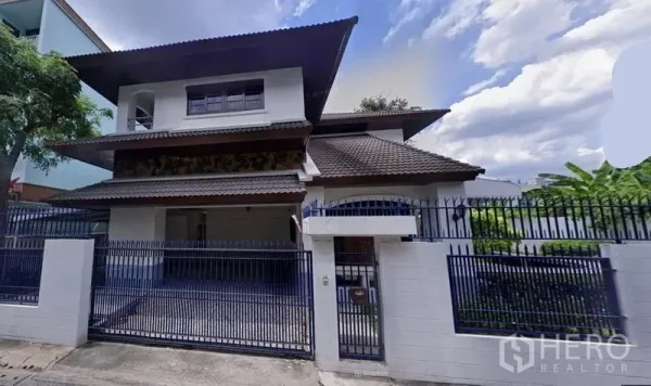 Detached House for rent in Watthana, Bangkok - Gated detached house with Thai-style tiled roof in Watthana, Bangkok.