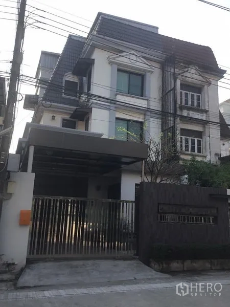 Home Office for rent in Suan Luang, Bangkok - Multi-storey modern home office facade in Suan Luang with gated entry and covered parking.
