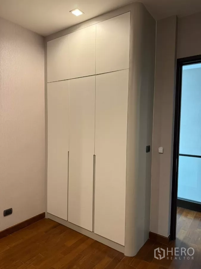 Detached House for rent in Bang Phli, Samut Prakan - Tall built-in white wardrobe in a bedroom corner