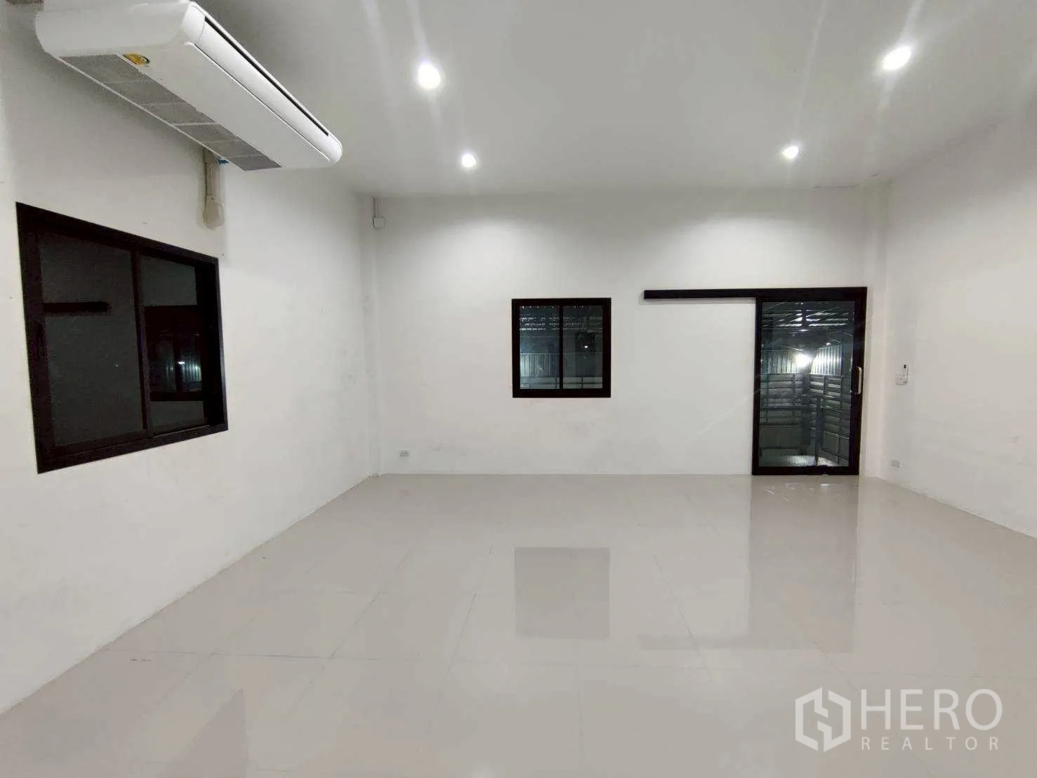 Property Image #15 for property HRE00255