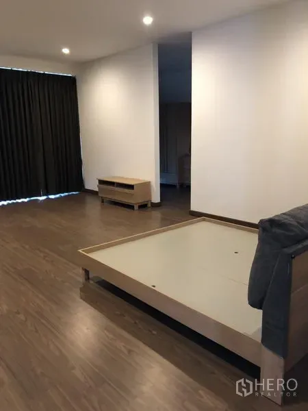 บ้าน ให้เช่าในPrawet, Bangkok - ห้องนอนมาสเตอร์กว้าง พื้นไม้ โครงเตียง ไฟดาวน์ไลท์ และผ้าม่านทึบ