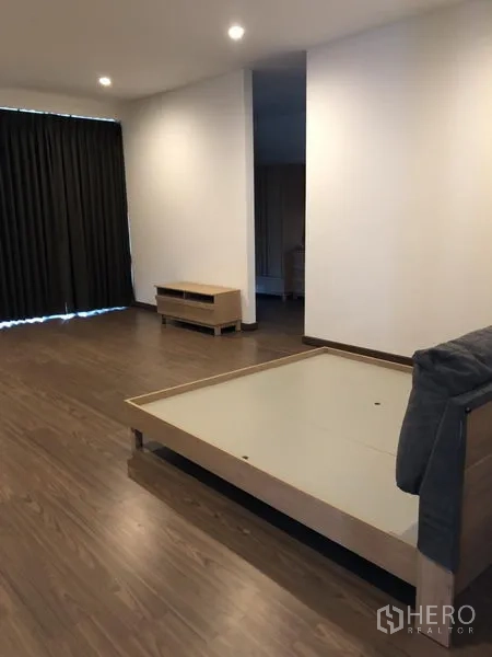 บ้าน ให้เช่าในPrawet, Bangkok - ห้องนอนมาสเตอร์กว้าง พื้นไม้ โครงเตียง ไฟดาวน์ไลท์ และผ้าม่านทึบ