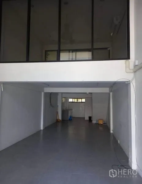 带办公室的家 出租在Chatuchak, Bangkok - 居家办公楼一层开放空间，挑高层高与夹层