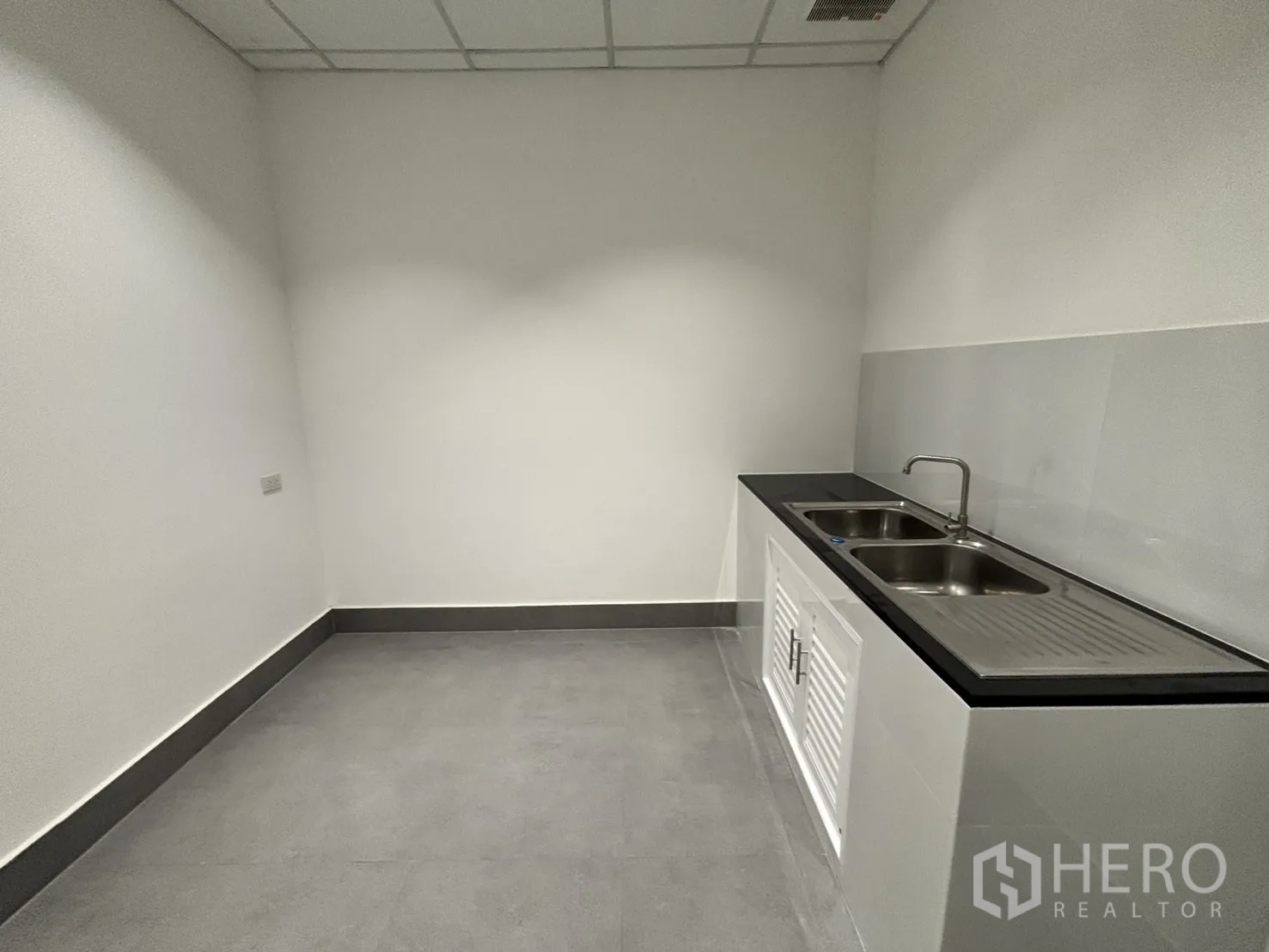 办公空间 出租在Huai Khwang, Bangkok - 茶水间，双不锈钢水槽与操作台面