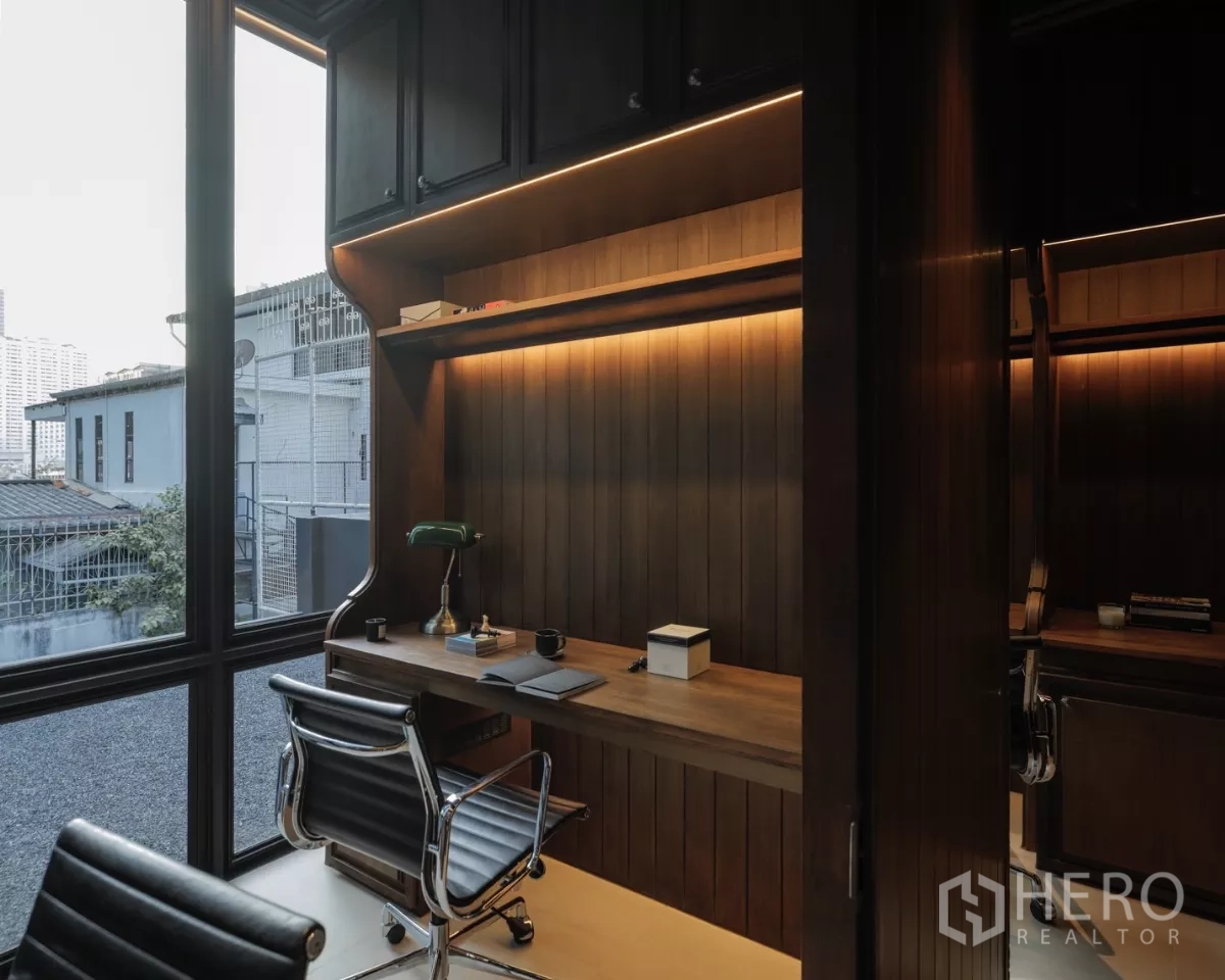 Office Space for rent in Bang Rak, Bangkok - Corner workstation with built‑in shelves, task lamp and city views