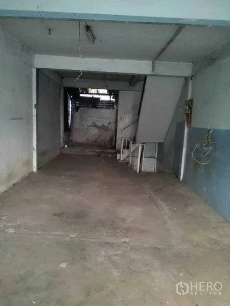 店屋 出租在Khlong Toei, Bangkok - 店屋内部未完成的开放区，水泥地面，后方设楼梯。