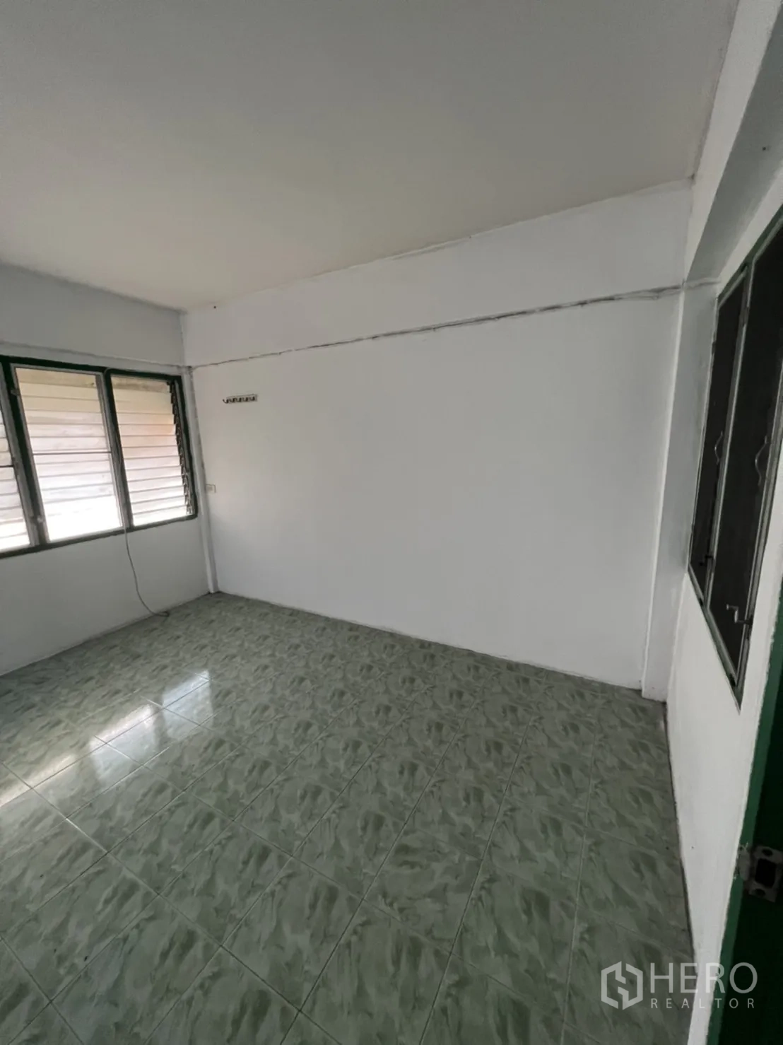 联排别墅 出售在Watthana, Bangkok - 采光良好的卧室，百叶窗与瓷砖地面。