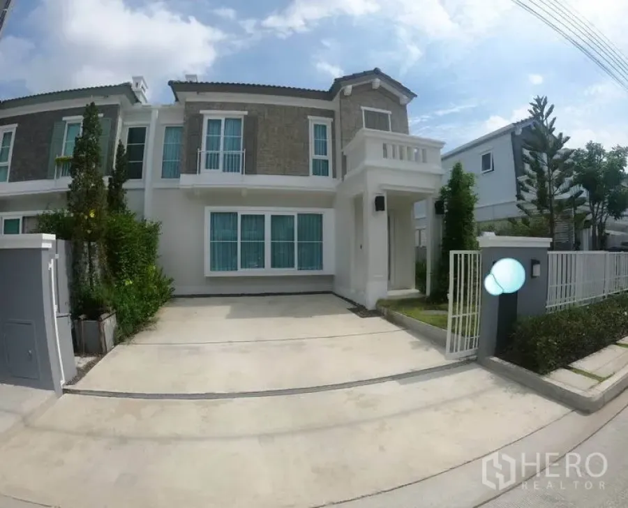 Detached House for rent in Prawet, Bangkok - Two-storey detached house facade with balcony, gated entry and wide driveway in Prawet, Bangkok.