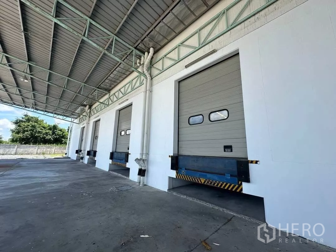 Factory for rent in Si Racha, Chon Buri - Close view of dock-high roller doors with dock levelers at the warehouse.