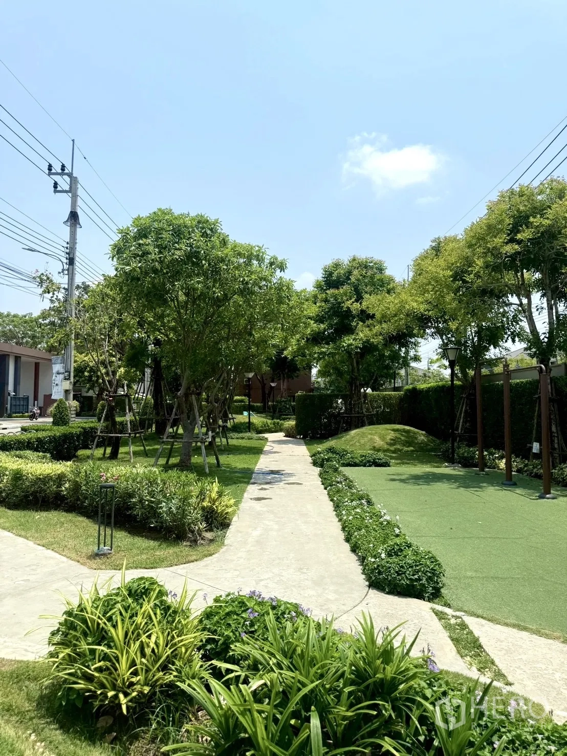 Townhouse for rent in Prawet, Bangkok - Landscaped communal garden with walking paths and trees.