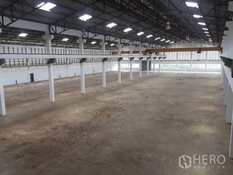 货栈 出租在Lam Luk Ka, Pathum Thani - 清晰跨距的大型仓库大厅全景，通风砖墙与充足自然采光，地面空间辽阔。