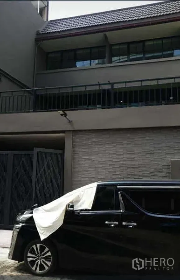 Home Office for rent in Khlong Toei, Bangkok - Street-level view of the building exterior and covered parking area.