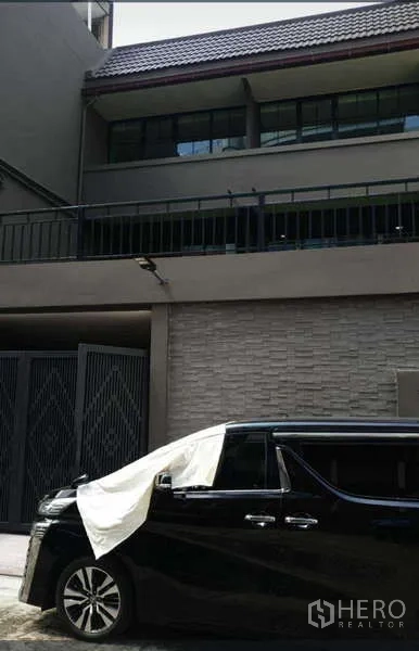 Home Office for rent in Khlong Toei, Bangkok - Street-level view of the building exterior and covered parking area.