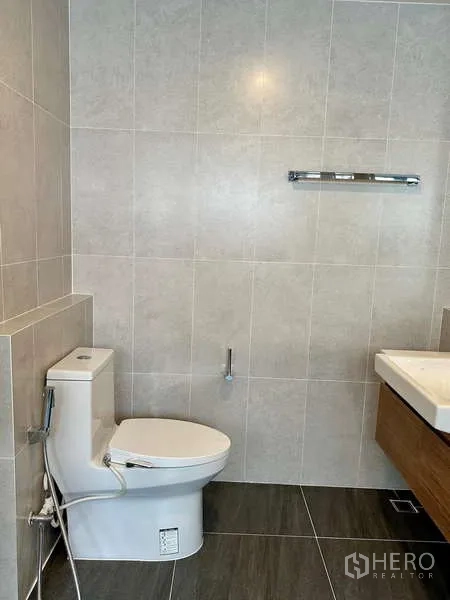 Detached House for rent in Bang Phli, Samut Prakan - Tiled bathroom with toilet and floating vanity in soft neutral tones.