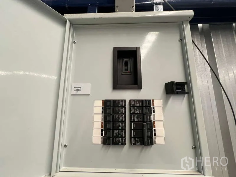 货栈 出租在Lat Krabang, Bangkok - 工业配电柜打开，显示断路器排布。