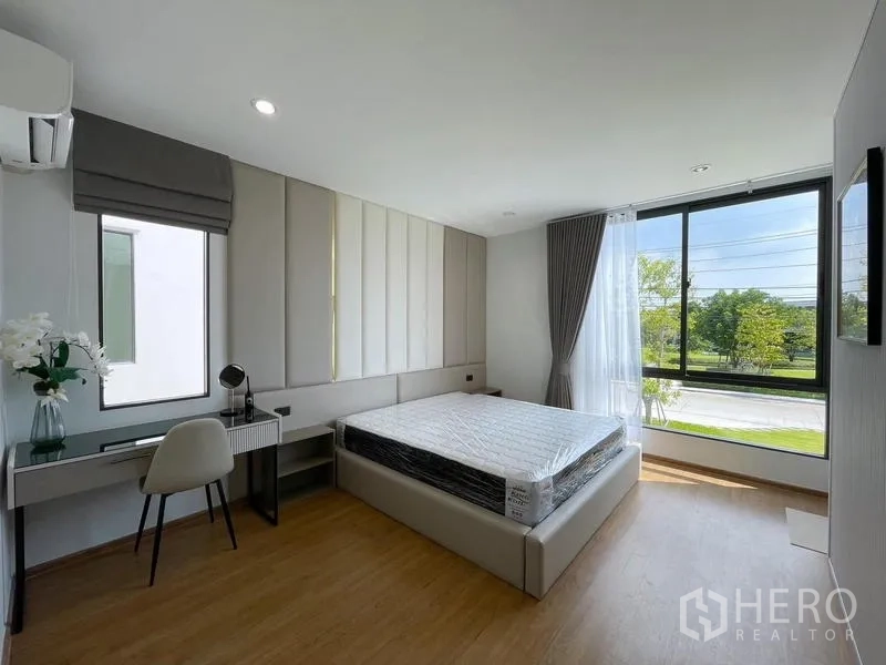 联排别墅 出租在Bang Phli, Samut Prakan - 宽敞主卧，软包背景墙与书写工作位。