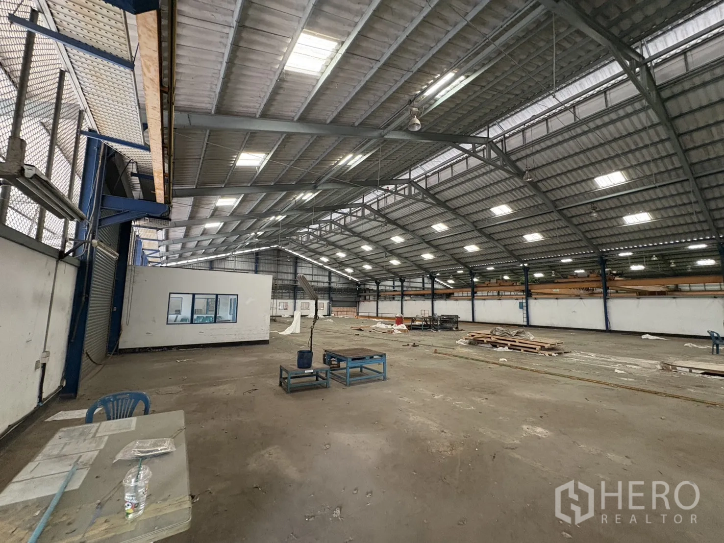 Factory for rent in Phra Pradaeng, Samut Prakan - Warehouse corner with internal office box and open work area.