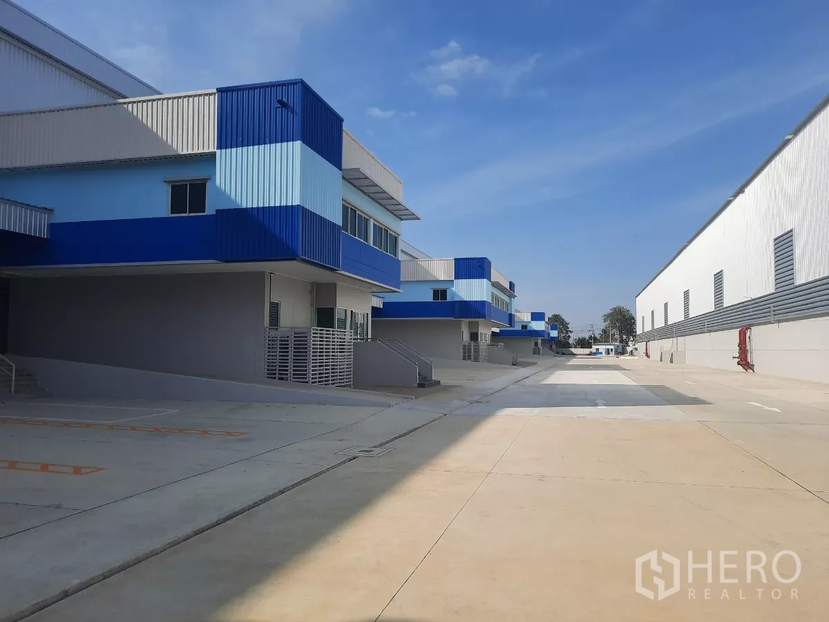 Factory for rent in Bang Lamung, Chon Buri - Clean yard between warehouse buildings offering generous truck turning space.