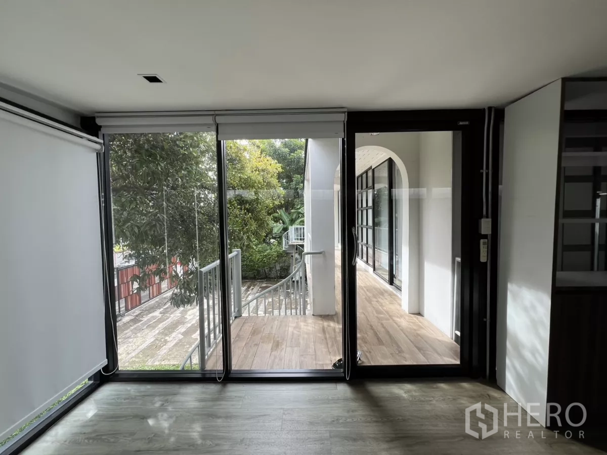 带办公室的家 出租或出售在Phra Khanong, Bangkok - 玻璃房通向阳台和室外旋转楼梯