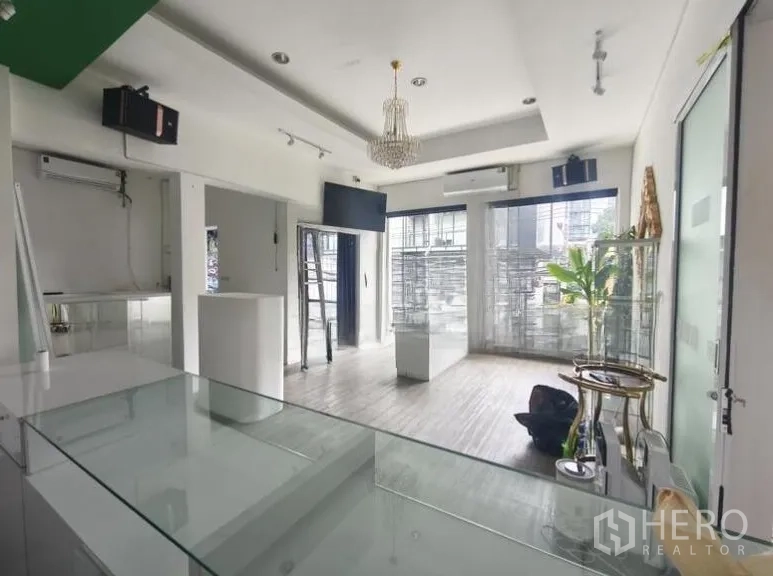 Retail Space for rent in Watthana, Bangkok - Bright shop space with wide glass frontage, display cases and abundant natural light looking out to the street.