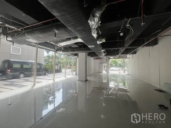 Retail Space for rent in Watthana, Bangkok - Open-plan shop space featuring floor-to-ceiling glazing and strong street visibility.